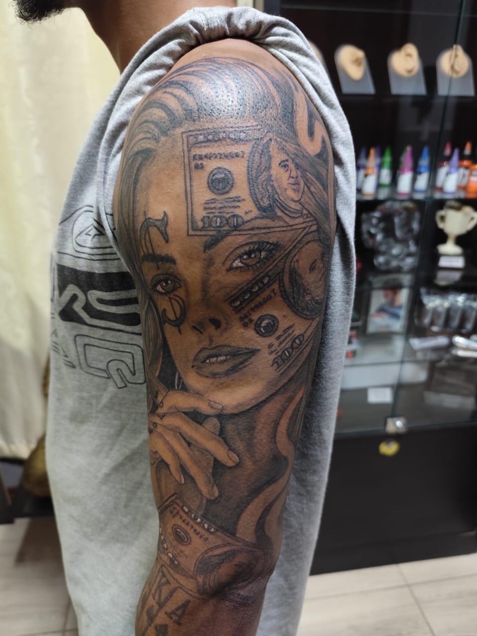 Tatuagem preto e cinza realismo