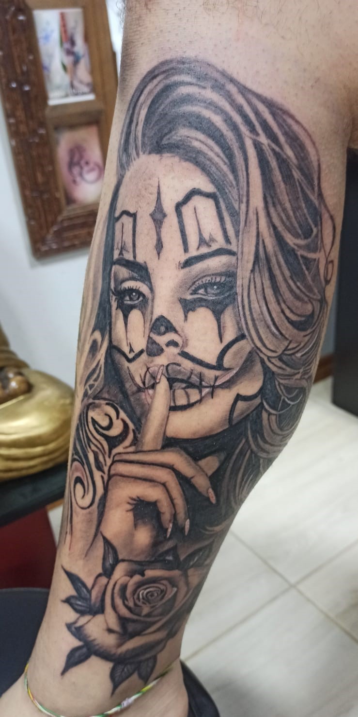 Tatuagem preto e cinza realismo